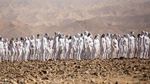 Ratusan Orang Telanjang di Gurun Israel, Ngapain?