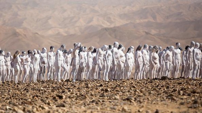 Ratusan Orang Telanjang di Gurun Israel, Ngapain? ARAD, ISRAEL - OCTOBER 17: (FOR EDITORIAL USE ONLY) (FOR EDITORIAL USE ONLY) (EDITORS NOTE: Image contains nudity) Nude models pose for a photograph as American artist Spencer Tunick's photo installation is unveiled on October 17, 2021 in Arad, Israel. Around 300 participants took part in the nude photo installation which Tunick designed to highlight the importance of preserving and restoring the Dead Sea in mind. (Photo by Amir Levy/Getty Images)
