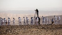 Ratusan orang itu berpose di depan lensa kamera fotografer AS Spencer Tunick yang telah melakukan instalasi serupa di Prancis, Swiss, dan Afrika Selatan.   