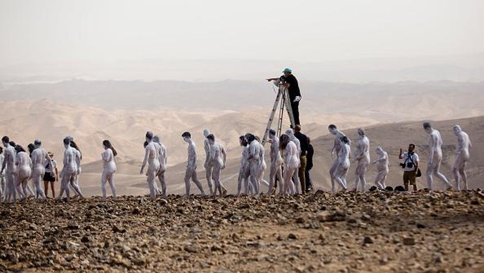 Ratusan Orang Telanjang di Gurun Israel, Ngapain? ARAD, ISRAEL - OCTOBER 17: (FOR EDITORIAL USE ONLY) (FOR EDITORIAL USE ONLY) (EDITORS NOTE: Image contains nudity) Nude models pose for a photograph as American artist Spencer Tunick's photo installation is unveiled on October 17, 2021 in Arad, Israel. Around 300 participants took part in the nude photo installation which Tunick designed to highlight the importance of preserving and restoring the Dead Sea in mind. (Photo by Amir Levy/Getty Images)