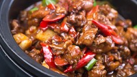 Buat yang suka rasa pedas manis, bisa membuat ayam kecap pedas. Tingkat pedasnya bisa disesuaikan dengan selera. Kamu bisa melihat langkah pembuatannya di resep ini.  Foto: iStock