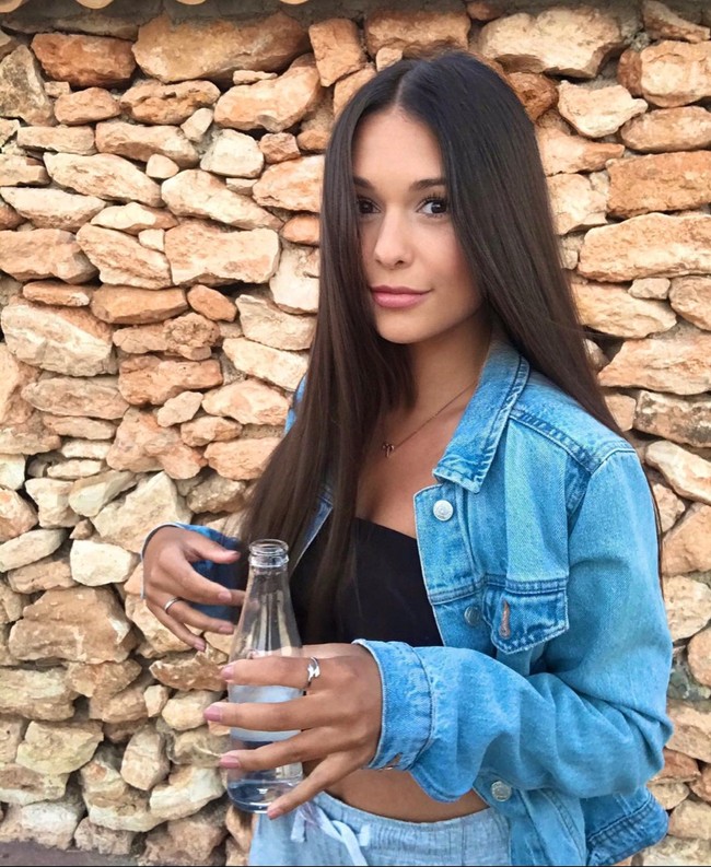 Usai namanya disorot karena kedapatan bersama Stefan William, Ria Andrews pun memilih menutup kolom komentar di akun Instagramnya. Tak hanya itu saja, Ria juga menghapus akses link ke channel YouTube miliknya yang sebelumnya ada di profil Instagramnya. Foto: Instagram/@ria.travelwithmeri