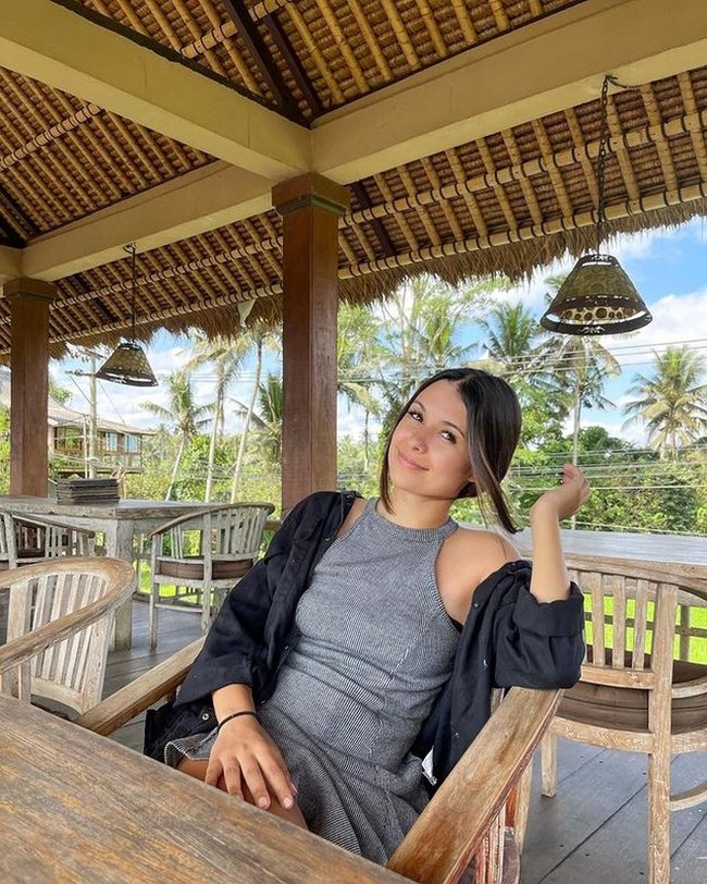 Ria Andrews sendiri ternyata merupakan bule yang berasal dari Inggris. Di akun Instagram pribadinya, Ria gemar membagikan foto-foto dirinya saat sedang bepergian. Foto: Instagram/@ria.travelwithmeri