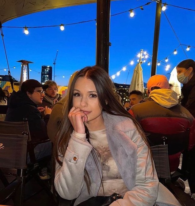 Belakangan ini sebuah video yang memperlihatkan Stefan William sedang bersama seorang wanita tengah menjadi perbincangan hangat. Stefan sendiri diketahui telah resmi bercerai dengan Celine Evangelista pada 18 Oktober. Kabarnya kini Stefan sudah memiliki tambatan hati yang baru. Foto: Instagram/@ria.travelwithmeri