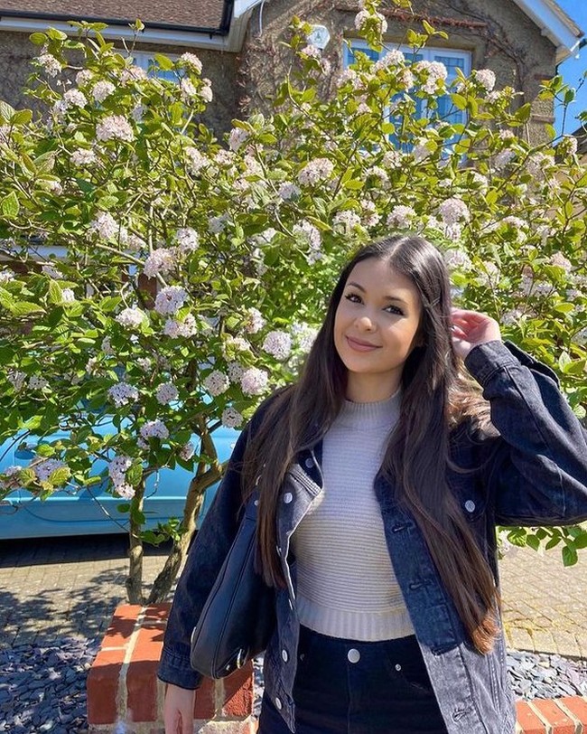 Stefan William sendiri sudah mengakui bahwa wanita yang ada bersamanya di dalam video singkat itu saat ini memang tengah dekat dengan Stefan. Usut punya usut diduga sosok wanita tersebut adalah Ria Andrews. Foto: Instagram/@ria.travelwithmeri