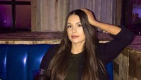 Ria Andrews adalah seorang wanita asal Inggris yang kini menetap di Bali. Foto: Instagram Ria Andrews