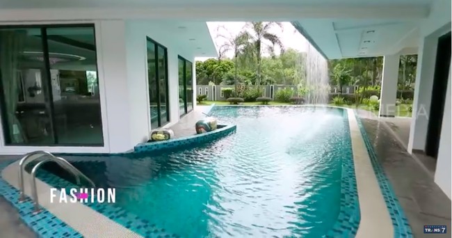 Rumah mewah Datuk dilengkapi sebuah kolam renang berbentuk asimetris yang cukup luas. Hiasan air terjun membuat suasana makin seru. (Foto: YouTube/Trans7 Official)