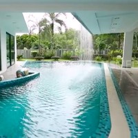 Rumah mewah Datuk dilengkapi sebuah kolam renang berbentuk asimetris yang cukup luas. Hiasan air terjun membuat suasana makin seru. (Foto: YouTube/Trans7 Official)