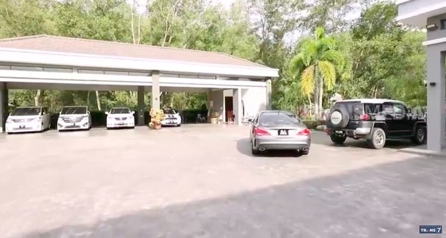 Garasi berdiri terpisah dari bangunan utama. Di situ dapat memuat sejumlah mobil mewah milik pendiri brand kosmetik Qu Puteh itu. (Foto: YouTube/Trans7 Official)