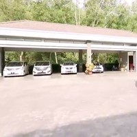 Garasi berdiri terpisah dari bangunan utama. Di situ dapat memuat sejumlah mobil mewah milik pendiri brand kosmetik Qu Puteh itu. (Foto: YouTube/Trans7 Official)