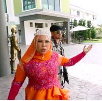 Caren Delona sempat mengunjungi rumah Datuk Seri Vida pada 2019 untuk sebuah program di Trans 7. Kepada Caren, Datuk bercerita kolam ikan yang ada di halaman depan sebelumnya adalah rumah tetangganya. Ia membeli secara khusus rumah sang tetangga hanya untuk membuat kolam. (Foto: YouTube/Trans7 Official)