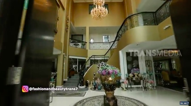 Bila warna monokrom menjadi tema eksterior rumah, nuansa emas dipilih sebagai palet utama interior rumah. Atmosfer istana pun seketika terasa. (Foto: YouTube/Trans7 Official)