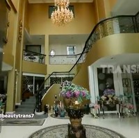 Bila warna monokrom menjadi tema eksterior rumah, nuansa emas dipilih sebagai palet utama interior rumah. Atmosfer istana pun seketika terasa. (Foto: YouTube/Trans7 Official)