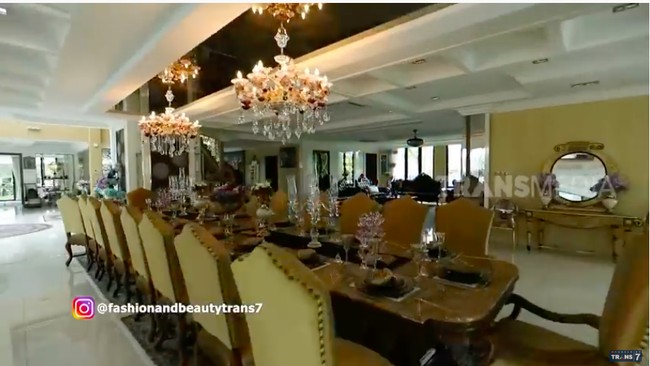 Tak tanggung-tanggung, area makan dilengkapi dengan meja yang dapat menjamu hingga puluhan orang. (Foto: YouTube/Trans7 Official)