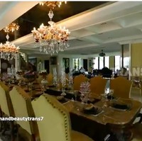 Tak tanggung-tanggung, area makan dilengkapi dengan meja yang dapat menjamu hingga puluhan orang. (Foto: YouTube/Trans7 Official)