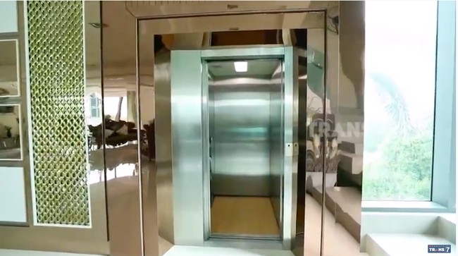 Bukan rumah mewah namanya jika tak ada lift. Datuk Seri memiliki sebuah lift yang memudahkan akses dari lantai ke lantai. (Foto: YouTube/Trans7 Official)