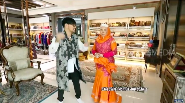Datuk Seri Vida juga memiliki ruangan khusus yang didedikasikannya sebagai walk-in closet. Saking banyaknya barang-barang branded yang dikoleksi, Caren Delano sampai memuji ruangan tersebut seperti butik mewah di Paris. (Foto: YouTube/Trans7 Official)