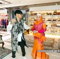 Datuk Seri Vida juga memiliki ruangan khusus yang didedikasikannya sebagai walk-in closet. Saking banyaknya barang-barang branded yang dikoleksi, Caren Delano sampai memuji ruangan tersebut seperti butik mewah di Paris. (Foto: YouTube/Trans7 Official)