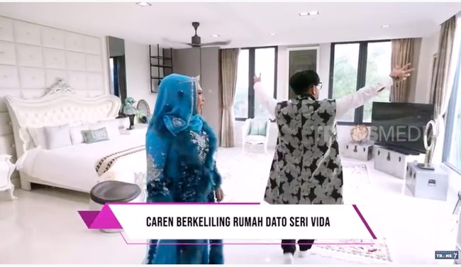 Bernuansa putih, kamar utama Datuk Seri tampak begitu lapang. Jendela yang banyak memungkinkan cahaya alami masuk sehingga makin terasa nyaman. (Foto: YouTube/Trans7 Official)