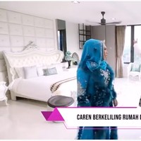 Bernuansa putih, kamar utama Datuk Seri tampak begitu lapang. Jendela yang banyak memungkinkan cahaya alami masuk sehingga makin terasa nyaman. (Foto: YouTube/Trans7 Official)
