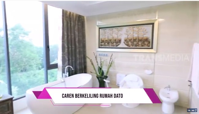 Kalau ini kamar mandinya yang bak hotel berbintang. (Foto: YouTube/Trans7 Official)