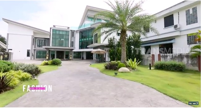 Datuk Seri Vida yang baru-baru ini disorot lantaran batal nikah dengan asisten berondongnya memiliki sebuah rumah mewah di Ipoh, Malaysia. Tak tanggung-tanggung, harganya ketika dibeli mencapai 22 juta ringgit atau sekitar Rp 74 miliar. (Foto: YouTube/Trans7 Official)
