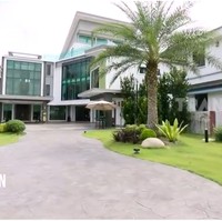 Datuk Seri Vida yang baru-baru ini disorot lantaran batal nikah dengan asisten berondongnya memiliki sebuah rumah mewah di Ipoh, Malaysia. Tak tanggung-tanggung, harganya ketika dibeli mencapai 22 juta ringgit atau sekitar Rp 74 miliar. (Foto: YouTube/Trans7 Official)