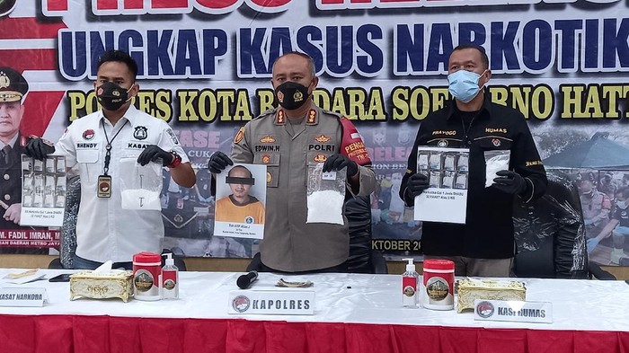 Konferensi pers Polresta Bandara Soetta perihal penggagalan penyeluncupan 3,2 kg sabu ke Mandalika, NTB, Kamis (21/10/2021).