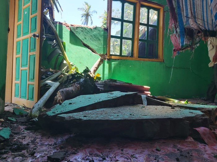 Sebanyak 3 rumah mengalami rusak berat dan 1 rumah rusak ringan akibat diterjang angin kencang yang terjadi di wilayah Sinjai, Sulawesi Selatan (Sulsel). (dok BNPB) Sebanyak 3 rumah mengalami rusak berat dan 1 rumah rusak ringan akibat diterjang angin kencang yang terjadi di wilayah Sinjai, Sulawesi Selatan (Sulsel). (dok BNPB)