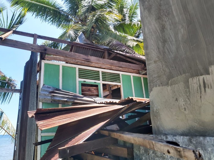 Sebanyak 3 rumah mengalami rusak berat dan 1 rumah rusak ringan akibat diterjang angin kencang yang terjadi di wilayah Sinjai, Sulawesi Selatan (Sulsel). (dok BNPB) Sebanyak 3 rumah mengalami rusak berat dan 1 rumah rusak ringan akibat diterjang angin kencang yang terjadi di wilayah Sinjai, Sulawesi Selatan (Sulsel). (dok BNPB)