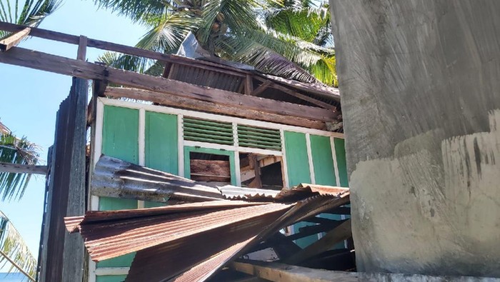 Sebanyak 3 rumah mengalami rusak berat dan 1 rumah rusak ringan akibat diterjang angin kencang yang terjadi di wilayah Sinjai, Sulawesi Selatan (Sulsel). (dok BNPB)