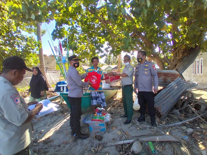 Sebanyak 3 rumah mengalami rusak berat dan 1 rumah rusak ringan akibat diterjang angin kencang yang terjadi di wilayah Sinjai, Sulawesi Selatan (Sulsel). (dok BNPB)