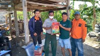 BNPB Kabupaten Sinjai segera melakukan kaji cepat dan berkoordinasi untuk penanganan darurat. Bantuan berupa sembako segera diberikan kepada warga terdampak. Selain itu, para warga yang dibantu tim gabungan bergotong royong untuk membersihkan material yang terbawa saat terjadi fenomena angin kencang (dok BNPB)