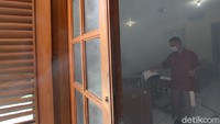 Penyemprotan dengan metode pengasapan tersebut untuk menyeterilkan lingkungan sekolah setelah adanya laporan kasus positif Covid 19 sebanyak satu pelajar di kelas VII.