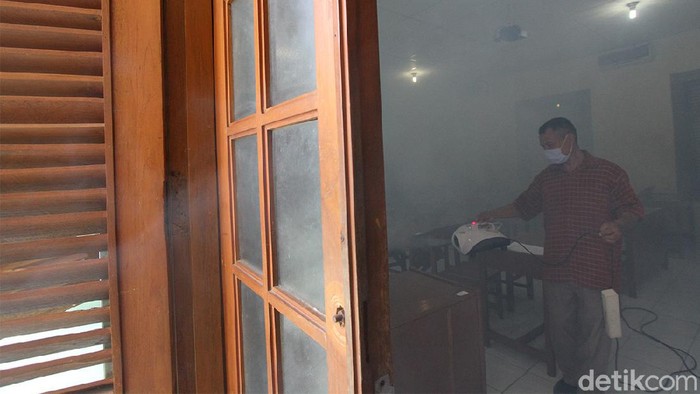 Penyemprotan dengan metode pengasapan tersebut untuk mensterilkan lingkungan sekolah setelah adanya laporan kasus positif COVID-19.