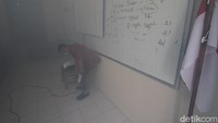 Petugas menyisir tiap sudut ruang kelas.