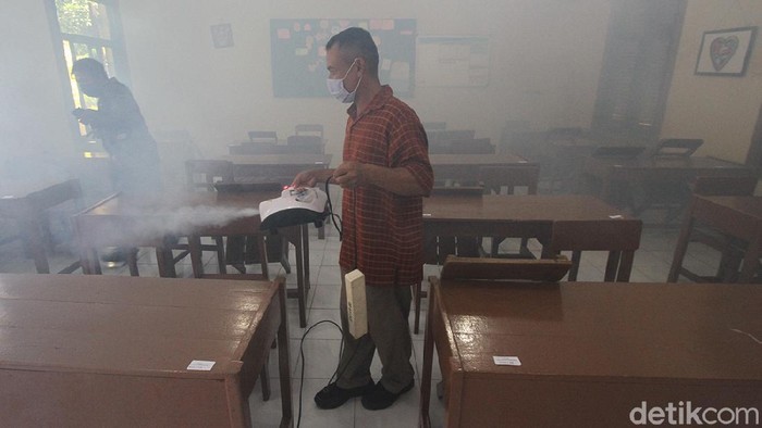SMPN 4 Solo Jadi Sasaran Disinfeksi Corona Imbas Satu Murid Positif Penyemprotan dengan metode pengasapan tersebut untuk mensterilkan lingkungan sekolah setelah adanya laporan kasus positif COVID-19.