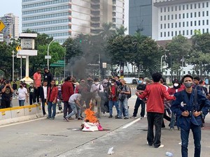 Demo 2 Tahun Jokowi-Maruf di Jakpus Memanas, Massa Bakar Ban di Jalanan