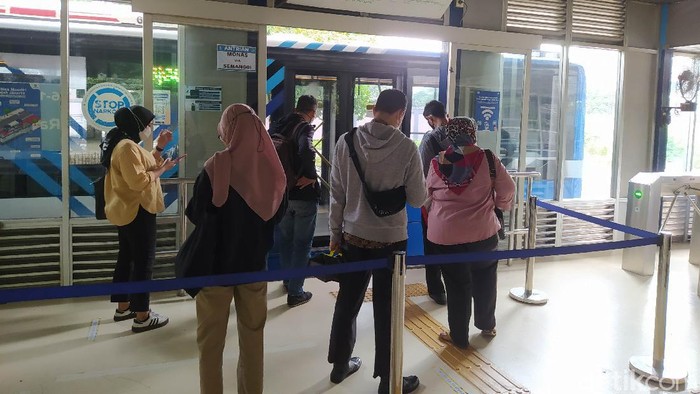 Suasana di Halte TransJakarta saat PPKM Level 2 di DKI.