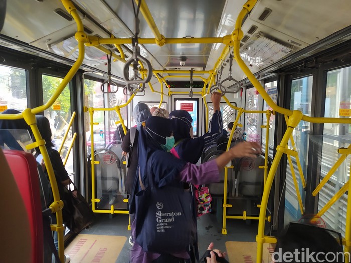 Suasana di Halte TransJakarta saat PPKM Level 2 di DKI.