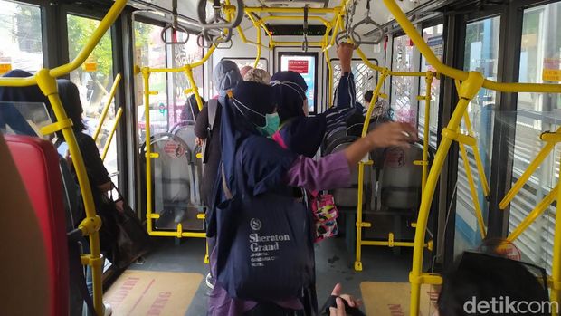 Suasana di Halte TransJakarta saat PPKM Level 2 di DKI.