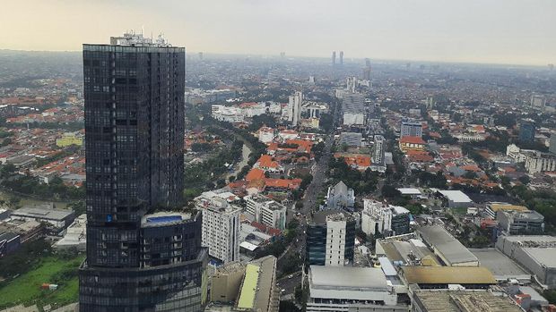 Suasana Kota Surabaya saat petang hari