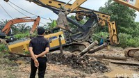 Sudah 5 hari, alat berat menutup total jalan Payung Sekaki. Ada pula 2 alat berat lain di lokasi berupaya melakukan evakuasi untuk mengangkat crane keluar dari lokasi.