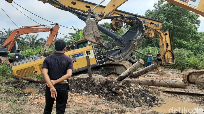 Sebuah crane yang digunakan pada proyek instalasi pengolahan air limbah (IPAL) Pekanbaru, Riau amblas. Akibatnya, jalan yang menjadi akses warga terganggu.