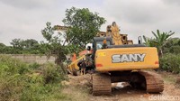 Selama proses evakuasi, terlihat dua alat berat berusaha memasukkan batang kelapa dan pelat besi untuk tumpuan. Namun saat batang kelapa dimasukkan, getaran tanah terasa hingga rumah yang tak jauh dari lokasi.
