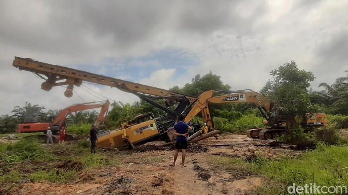 Sudah 5 Hari Crane Amblas di Pekanbaru Belum Dievakuasi Sebuah crane yang digunakan pada proyek instalasi pengolahan air limbah (IPAL) Pekanbaru, Riau amblas. Akibatnya, jalan yang menjadi akses warga terganggu.
