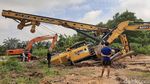 Sudah 5 Hari Crane Amblas di Pekanbaru Belum Dievakuasi