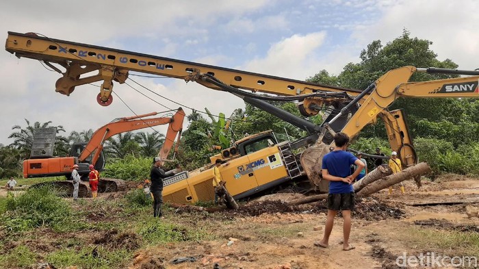 Sudah 5 Hari Crane Amblas di Pekanbaru Belum Dievakuasi Sebuah crane yang digunakan pada proyek instalasi pengolahan air limbah (IPAL) Pekanbaru, Riau amblas. Akibatnya, jalan yang menjadi akses warga terganggu.