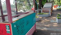 Pantauan detikcom, Kamis (21/10/2021), banyak fasilitas publik di Teras Cihampelas menjadi sasaran vandalisme. Seperti pos security dan pagar pembatas di Teras Cihampelas.