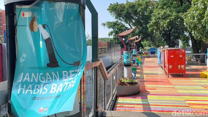 Sejak pandemi COVID-19 melanda, Teras Cihampelas, Kota Bandung ditinggalkan para pedagang. Meski sudah sedikit dibenahi, para pedagang tak kunjung kembali.